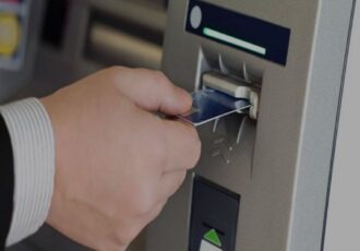 اگر وجهی را اشتباهی بە حساب کسی بریزید آیا می توانید آن را پس بگیریم