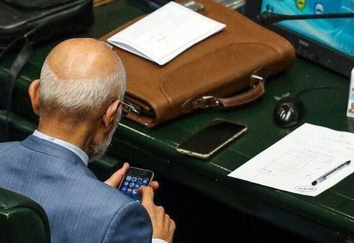 تصویری از میرسلیم که گوشی آیفون در دست دارد!