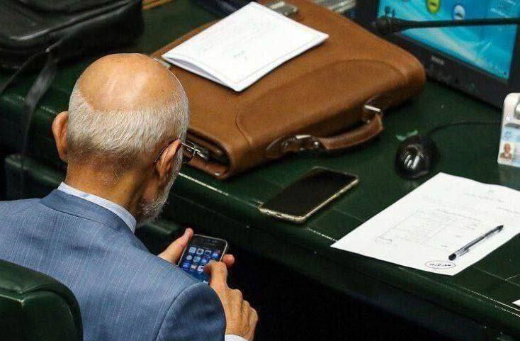 تصویری از میرسلیم که گوشی آیفون در دست دارد!