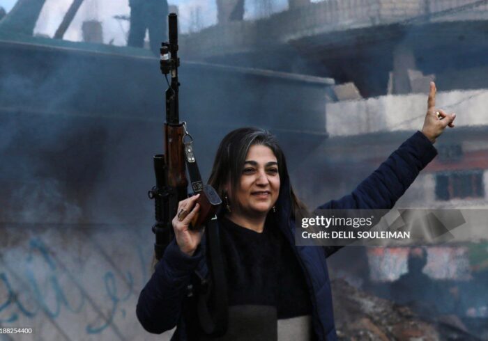 تصویری از خوشحالی یک زن کرد مسلح در شهر قامشلی در شمال شرقی سوریه