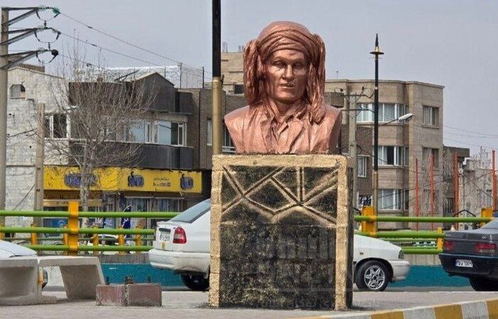 سردیس استاد «حسن زیرک» در میدان معلم شهر بوکان نصب شد