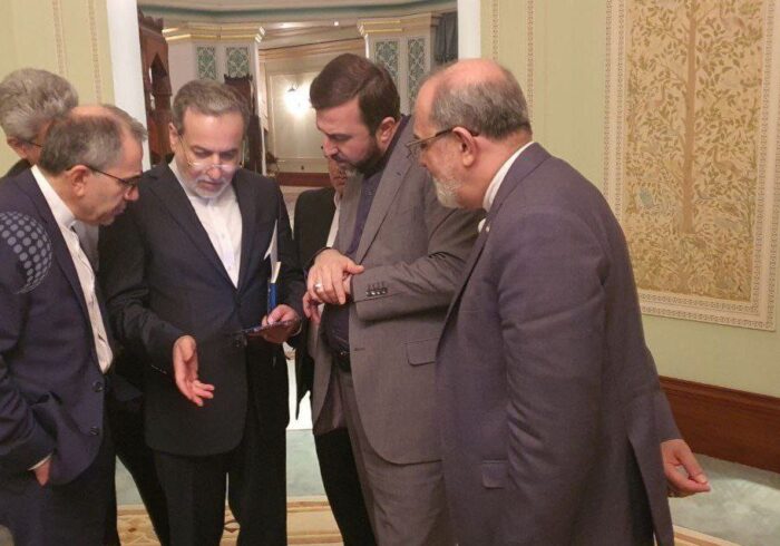دیدار و گفتگوی کوتاهی در حین خروج از محل مذاکرات با طرف آمریکایی داشتیم.
