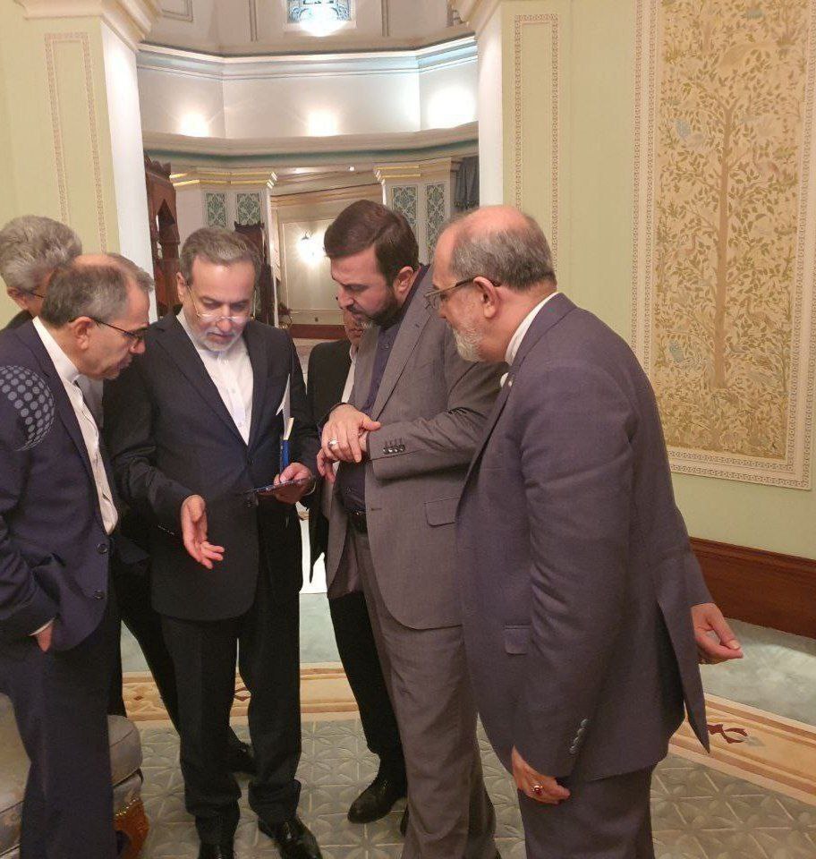 دیدار و گفتگوی کوتاهی در حین خروج از محل مذاکرات با طرف آمریکایی داشتیم.