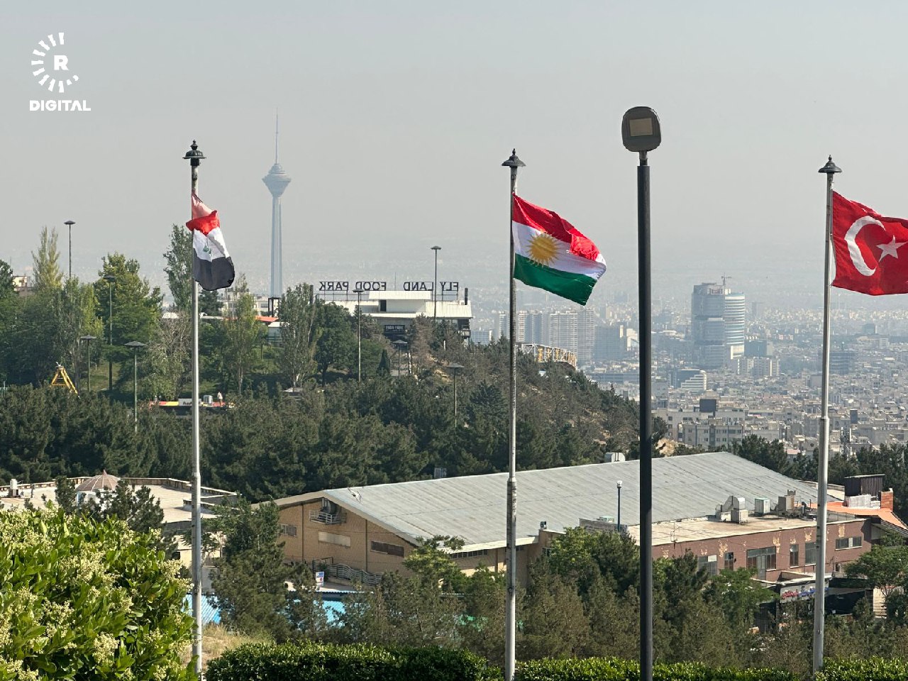 تارانی پایتەختی ئێران بۆ پێشوازیی لە نێچیرڤان بارزانی ئاڵای کوردستان هەڵکراوە.