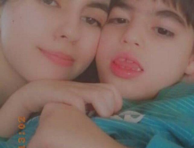 عکس الهه حسین نژاد کنار برادر معلولش
