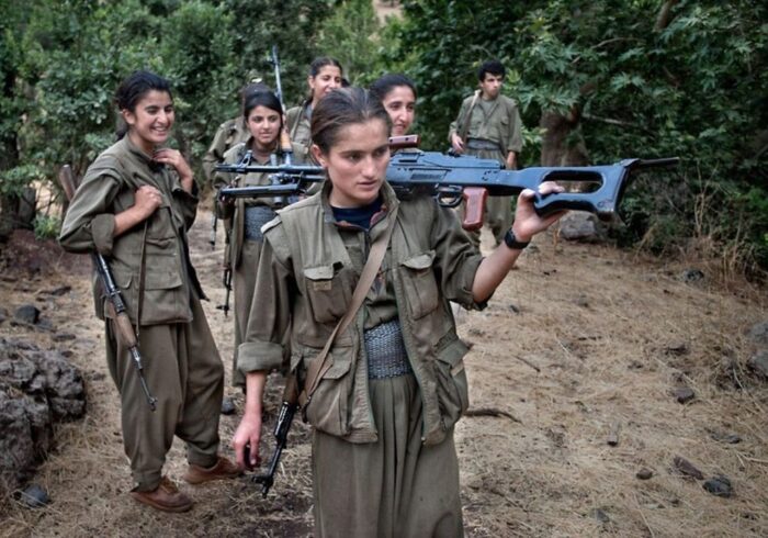 اولین گروه از نیروهای گریلای پ.ک.ک سلاح‌های خود را تحویل می‌دهند