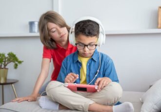 کودکانی کە زیاد از گوشی تبلت استفادە میکنند