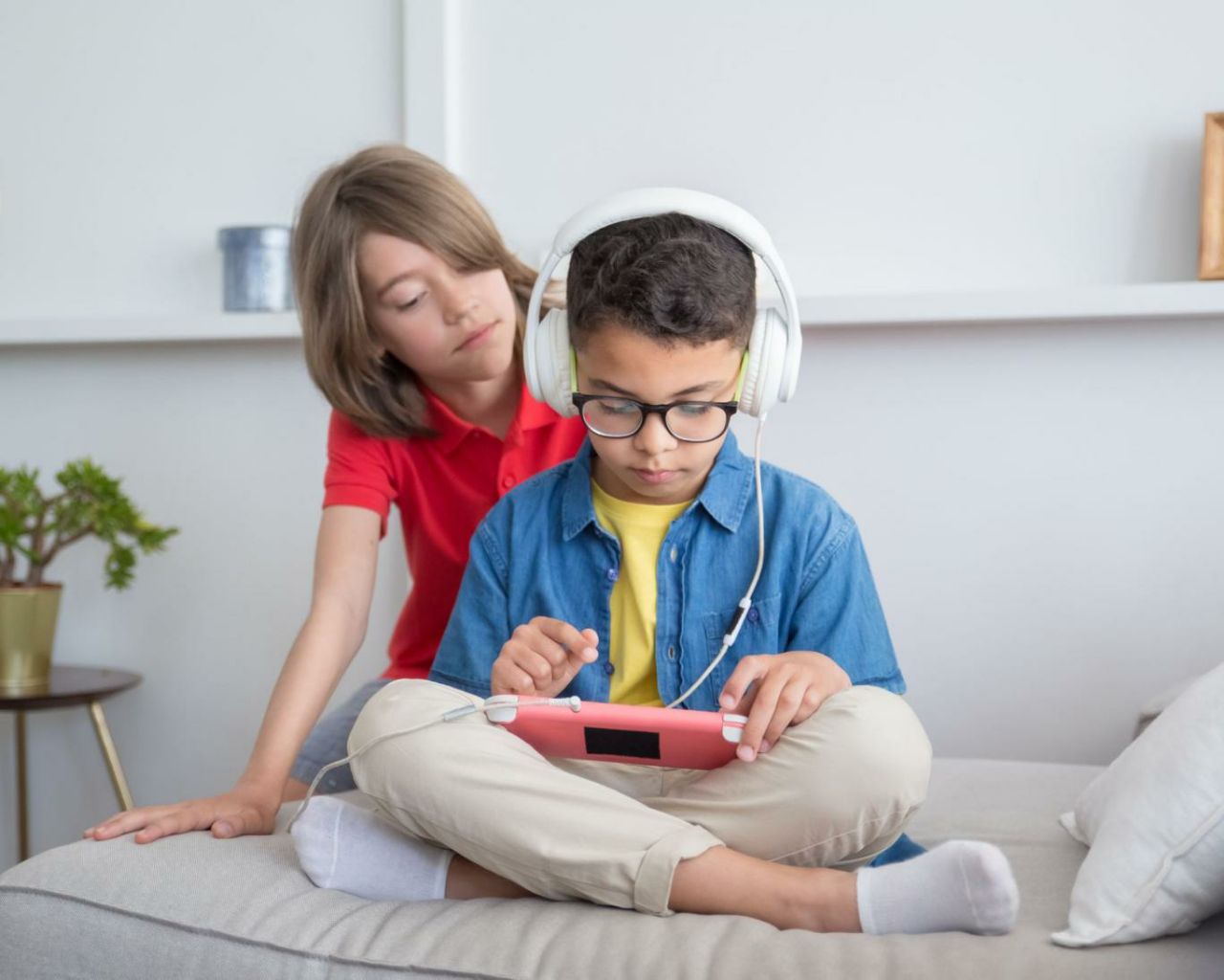 کودکانی کە زیاد از گوشی تبلت استفادە میکنند کودکانی کە زیاد از گوشی تبلت استفادە میکنند